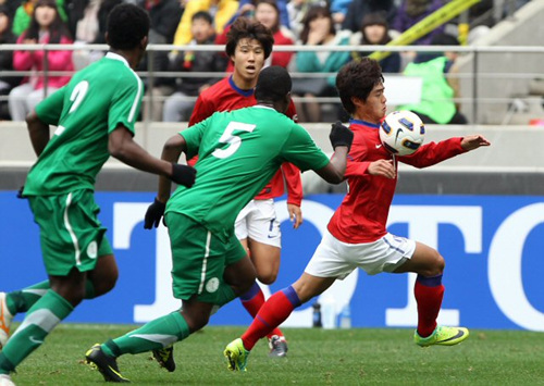 27일 서울 상암동 서울월드컵경기장에서 열린 2012런던올림픽 아시아최종예선 한국-사우디아라비아 경기에서 백성동이 사우디 선수들 사이로 공을 가슴으로 트래핑하며 돌파해 들어가고 있다.