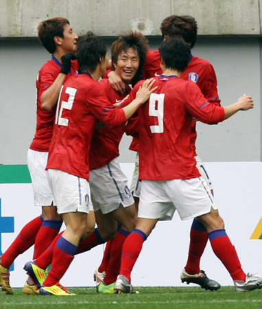 2012 런던올림픽 축구 최종예선 A조 3차전 한국과 사우디아라비아와의 경기가 27일 오후 서울월드컵경기장에서 열렸다. 경기 전반 조영철이 페널티킥을 성공시킨 후 환호하고 있다.