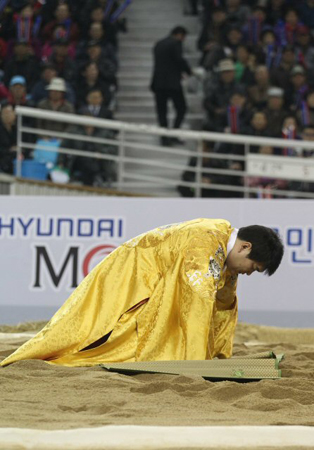 27일 오후 김천실내체육관에서 열린 2011 천하장사 씨름대축제 천하장사 결정전,  ‘모래판 황태자’ 이태현이 은퇴식을 하며 팬들에게 큰절을 하고 있다.