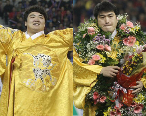 27일 오후 김천실내체육관에서 열린 2011 천하장사 씨름대축제 천하장사 결정전, 이슬기가 장성복을 누르고 천하장사에 등극 후 기뻐하고 있다.(사진 왼쪽)

‘모래판 황태자’ 이태현이 은퇴식을 하며 잠시 생각에 잠겨 있다.(사진 오른쪽)