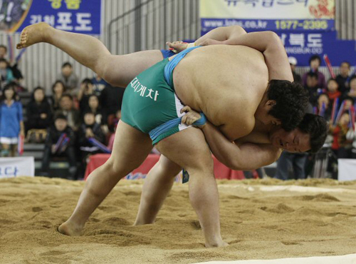 27일 오후 김천실내체육관에서 열린 2011 천하장사 씨름대축제 천하장사 결정전,  이슬기(왼쪽)가 세번째 판에서 동작구청 장성복을 넘어트리고 있다.