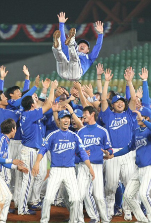 29일 타이완 타이중 인터컨티넨털 구장에서 열린 2011아시아시리즈 결승 삼성 라이온즈(대한민국)-소프트뱅크 호크스(일본) 경기 후,  5대3으로 승리해 우승을 차지한 삼성 선수들이 류중일 감독을 헹가래 치며 환호하고 있다.