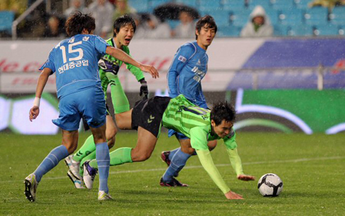 30일 울산문수축구경기장에서 열린 프로축구 K리그 챔피언결정전에서 전북 현대 이동국(오른쪽)이 울산 현대 수비에 걸려 넘어지며 페널티킥을 얻어내고 있다.