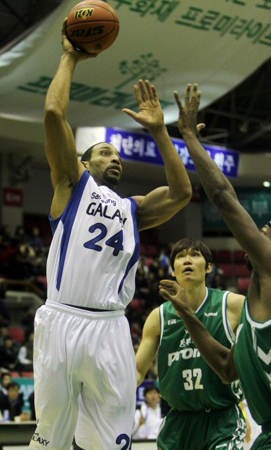 1일 오후 원주 치악체육관에서 열린 프로농구 원주 동부와 서울 삼성의 경기에서 삼성 클라크가 수비를 피해 슛을 하고 있다.