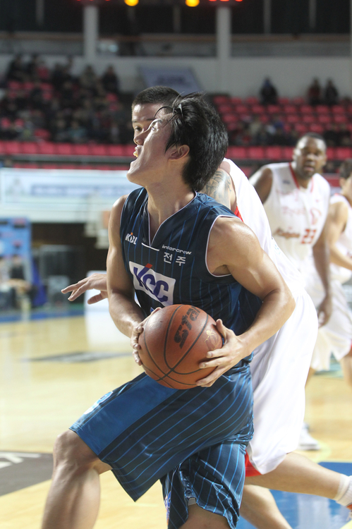 13일 전북 전주실내체육관에서 열린 프로농구 전주 KCC와 서울 SK의 경기에서 KCC 정민수가 수비를 뚫고 골밑 돌파를 하고 있다.