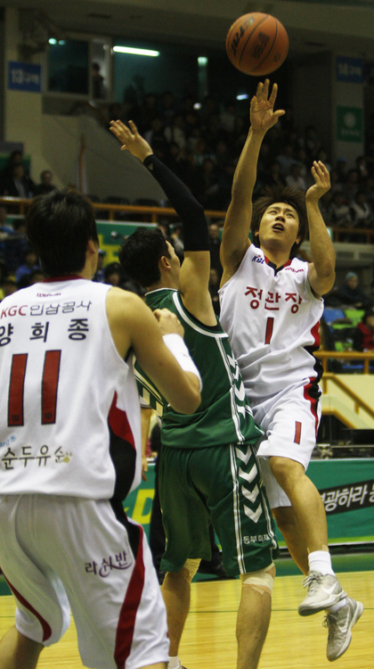 14일 오후 원주 치악체육관에서 열린 프로농구 원주 동부와 안양 KGC의 경기에서 kGC 김태술이 수비를 피해 슛을 시도하고 있다.