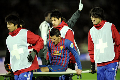 15일(현지시각) 일본 요코하마 스타디움에서 열린 FIFA 클럽 월드컵 준결승전 FC 바르셀로나(이하 바르샤)와 알 사드의 경기에서 바르샤의 포워드 다비드 비야(가운데)가 알 사드의 압둘라 코니, 이정수와 볼다툼을 벌이다 부상을 입고 들것에 실려 경기장을 빠져 나가고 있다.

이 날 바르샤는 아드리아누의 2골 활약 등에 힘 입어 알 사드에 4대 0으로 크게 이기고 결승에 진출, 브라질의 산투스와 우승을 다투게 됐다.