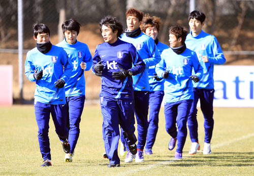 런던올림픽 축구 아시아지역 최종예선 마지막 경기를 앞둔 12일 오후 파주 NFC에서 올림픽 축구대표팀 김태영 코치와 선수들이 달리며 몸을 풀고 있다.