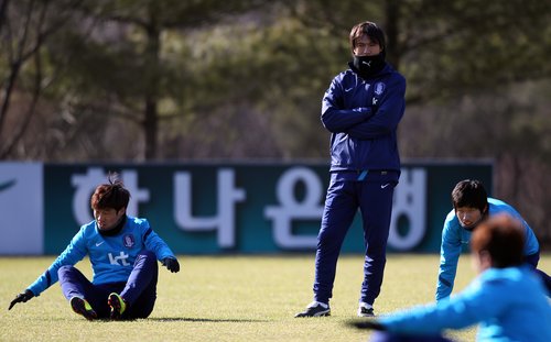 홍명보 축구 올림픽대표팀 감독이 최종예선 마지막 경기인 카타르전을 이틀 앞둔 12일 오후 파주 NFC에서 선수들이 훈련하는 모습을 바라보고 있다.