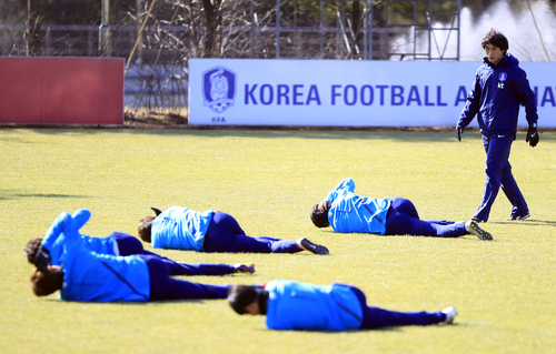 런던올림픽 축구 아시아지역 최종예선 마지막 경기를 앞둔 12일 오후 파주 NFC에서 올림픽 축구대표팀 김태영 코치가 선수들의 훈련모습을 지켜보고 있다.