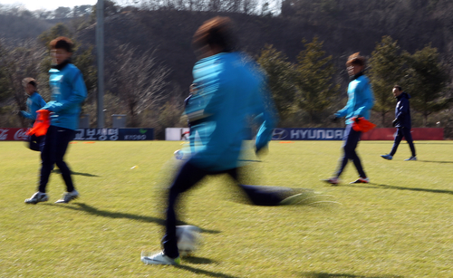 런던올림픽 축구 최종예선 마지막 경기인 카타르전을 이틀 앞둔 12일 오후 파주 NFC에서 올림픽대표팀 선수들이 훈련하고 있다.