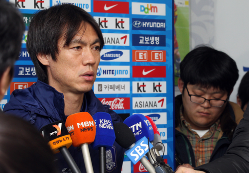 홍명보 축구 올림픽대표팀 감독이 최종예선 마지막 경기인 카타르전을 이틀 앞둔 12일 오후 파주 NFC에서 인터뷰를 하고 있다.