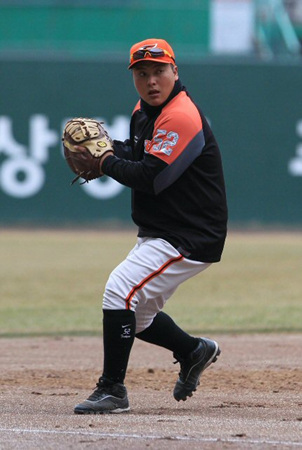 한화 이글스 김태균이 14일 오후 인천 문학구장에서 SK-한화 연습경기가 열리기에 앞서 3루 수비 훈련을 하고 있다.