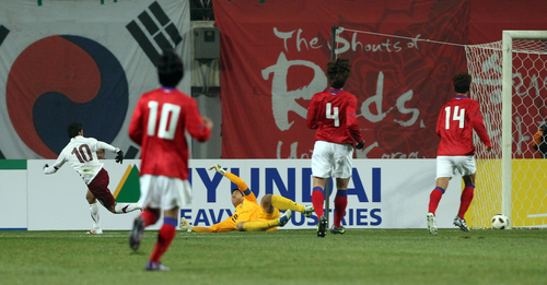 14일 오후 서울월드컵경기장에서 열린 2012 런던올림픽 축구 아시아지역 최종예선 6차전 한국 대 카타르 경기. 한국이 카타르 알하이도스에게 골대를 살짝 빗나가는 측면슈팅을 허용하고 있다.