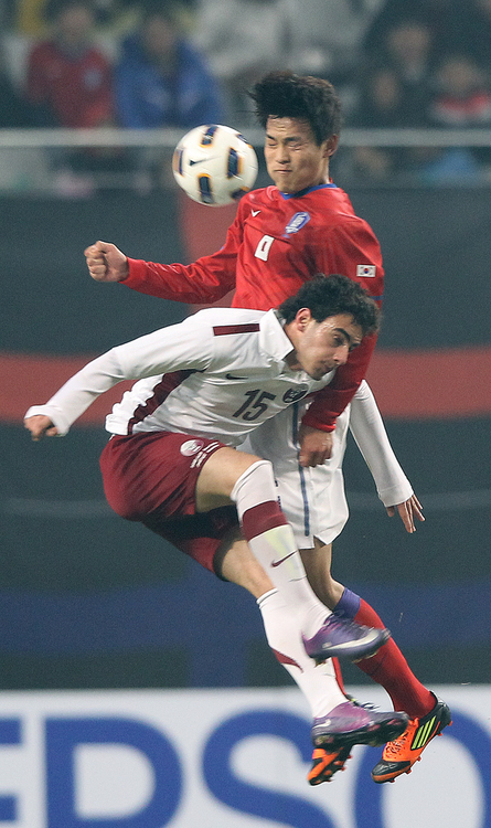 14일 오후 서울 월드컵경기장에서 열린 2012 런던올림픽 축구 아시아지역 최종예선  6차전 한국 대 카타르 경기에서 김기희가 압델모탈과 공중볼 다툼을 하고 있다.