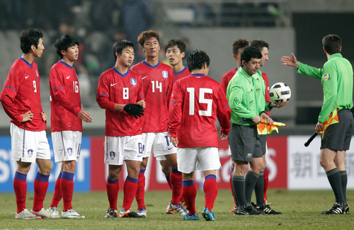 14일 오후 서울월드컵경기장에서 열린 2012 런던올림픽 축구 아시아지역 최종예선 6차전에서 카타르와 비긴 한국선수들이 경기 후 아쉬워 하고 있다.