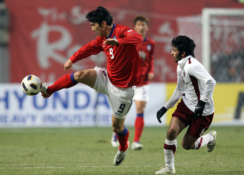 14일 오후 서울 월드컵경기장에서 열린 2012 런던올림픽 축구 아시아지역 최종예선  6차전 한국 대 카타르 경기에서 김동섭이 공을 가로채고 있다.