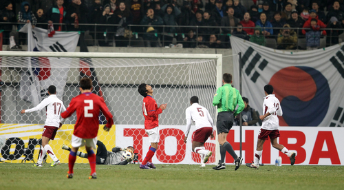 14일 오후 서울 월드컵경기장에서 열린 2012 런던올림픽 축구 아시아지역 최종예선  6차전 한국 대 카타르 경기에서 윤일록이 아쉬워하고 있다.