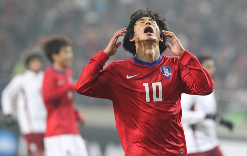 14일 오후 서울월드컵경기장에서 열린 2012 런던올림픽 축구 아시아지역 최종예선 6차전 한국 대 카타르 경기. 윤일록이 슛이 빗나가자 아쉬워하고 있다.