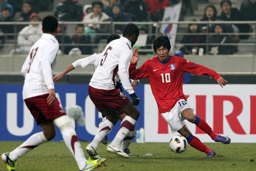 14일 오후 서울월드컵경기장에서 열린 2012 런던올림픽 축구 아시아지역 최종예선 6차전 한국 대 카타르 경기. 윤일록이 측면돌파를 시도하고 있다.