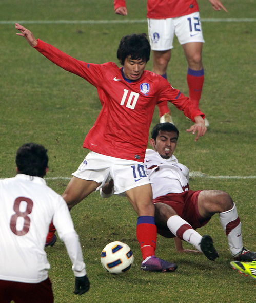 14일 오후 서울월드컵경기장에서 열린 2012 런던올림픽 축구 아시아지역 최종예선 6차전 한국 대 카타르 경기. 
    대한민국 윤일록이 골문 앞에서 상대 수비를 피해 드리블하고 있다.