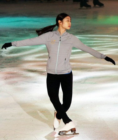 연아, 발레리나처럼 (서울=연합뉴스) 김연정 기자 = 3일 오후 서울 송파구 올림픽공원 체조경기장 내 특설 아이스링크장에서 'E1 올댓스케이트 스프링 2012' 연습 공개에서 피겨요정 김연아가 연습하고 있다.