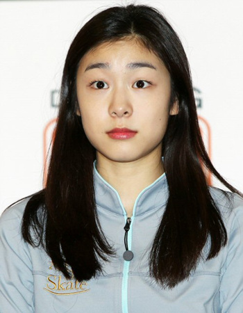 피겨여왕 김연아가 3일 오후 서울 송파구 올림픽공원 체조경기장 내 특설 아이스링크장에서 'E1 올댓스케이트 스프링 2012' 연습 공개 후 열린 기자회견에서 취재진의 질문을 듣고 있다.