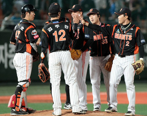 3일 오후 서울 목동 야구경기장에서 열린 2012 프로야구 롯데 대 넥센의 경기. 4:2로 역전승한 롯데 선수들이 경기를 마친뒤 기쁨을 나누고 있다.