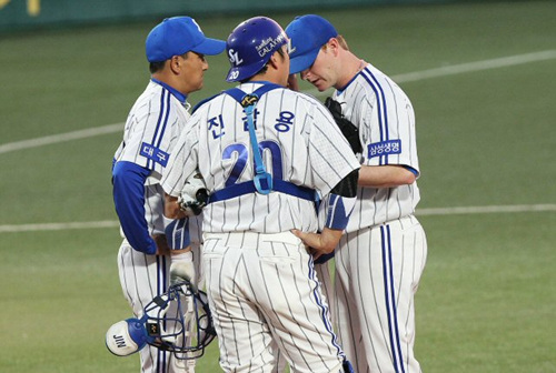 4일 오후 대구구장에서 열린 2012 프로야구 한화와 삼성의 경기. 2회초 한화 공격 2사 만루가 되자 삼성 투수 고든과 진갑용 포수가 이야기를 나누고 있다.
