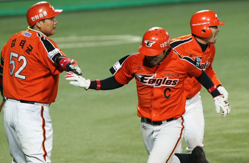 4일 오후 대구구장에서 열린 2012 프로야구 한화와 삼성의 경기. 7회초 한화 공격 무사 만루에서 정성호의 2루타때 주자들이 득점하고 있다.