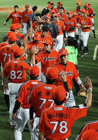 4일 오후 대구구장에서 열린 2012 프로야구 한화와 삼성의 경기. 7대 1로 승리한 한화 선수들이 하이파이브를 하고 있다.