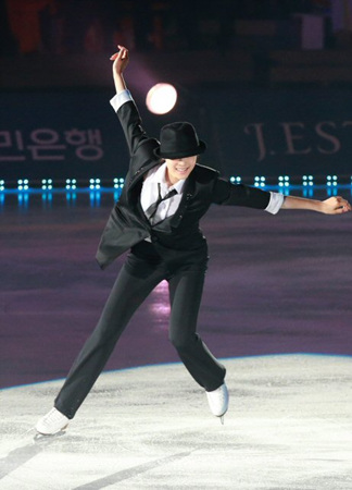 남장으로 변신한 김연아가 4일 오후 서울 송파구 올림픽공원 체조경기장 특설 아이스링크장에서 열린 'E1 올댓스케이트 스프링 2012'에서 멋진 연기를 선보이고 있다.
