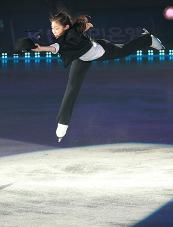남장으로 변신한 김연아가 4일 오후 서울 송파구 올림픽공원 체조경기장 특설 아이스링크장에서 열린 'E1 올댓스케이트 스프링 2012'에서 멋진 연기를 선보이고 있다.