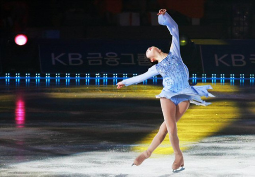 피겨퀸 김연아가 4일 오후 서울 송파구 올림픽공원 체조경기장 특설 아이스링크장에서 열린 'E1 올댓스케이트 스프링 2012'에서 멋진 연기를 선보이고 있다.