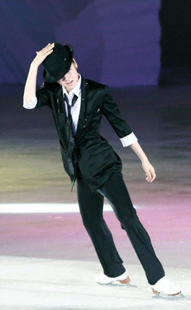 남장으로 변신한 김연아가 4일 오후 서울 송파구 올림픽공원 체조경기장 특설 아이스링크장에서 열린 'E1 올댓스케이트 스프링 2012'에서 멋진 연기를 선보이고 있다.