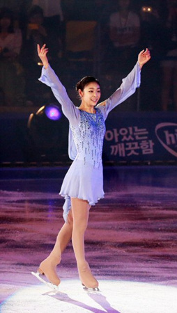 피겨퀸 김연아가 4일 오후 서울 송파구 올림픽공원 체조경기장 특설 아이스링크장에서 열린 'E1 올댓스케이트 스프링 2012'에서 멋진 연기를 선보이고 있다.