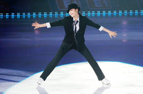 남장으로 변신한 김연아가 4일 오후 서울 송파구 올림픽공원 체조경기장 특설 아이스링크장에서 열린 'E1 올댓스케이트 스프링 2012'에서 멋진 연기를 선보이고 있다.