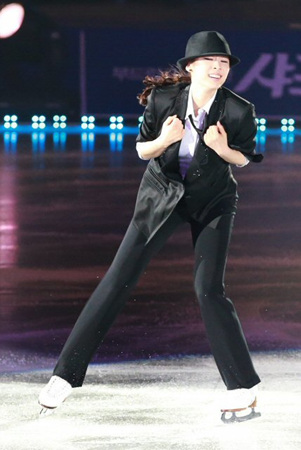 남장으로 변신한 김연아가 4일 오후 서울 송파구 올림픽공원 체조경기장 특설 아이스링크장에서 열린 'E1 올댓스케이트 스프링 2012'에서 멋진 연기를 선보이고 있다.