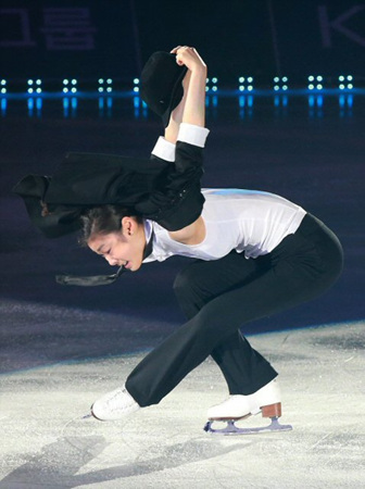 남장으로 변신한 김연아가 4일 오후 서울 송파구 올림픽공원 체조경기장 특설 아이스링크장에서 열린 'E1 올댓스케이트 스프링 2012'에서 멋진 연기를 선보이고 있다.