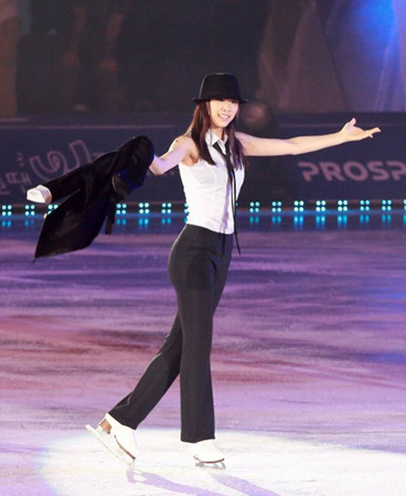 남장으로 변신한 김연아가 4일 오후 서울 송파구 올림픽공원 체조경기장 특설 아이스링크장에서 열린 'E1 올댓스케이트 스프링 2012'에서 멋진 연기를 선보이고 있다.