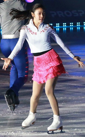 피겨퀸 김연아가 4일 오후 서울 송파구 올림픽공원 체조경기장 특설 아이스링크장에서 열린 'E1 올댓스케이트 스프링 2012'에서 멋진 연기를 선보이고 있다.