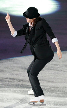 남장으로 변신한 김연아가 4일 오후 서울 송파구 올림픽공원 체조경기장 특설 아이스링크장에서 열린 'E1 올댓스케이트 스프링 2012'에서 멋진 연기를 선보이고 있다.