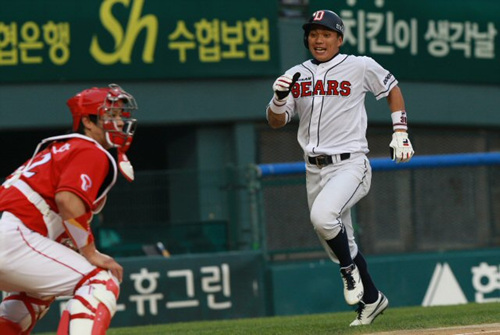 9일 오후 서울 잠실구장에서 열린 2012 프로야구 SK와 두산의 경기. 1회말 두산 공격 무사 2루에서 정수빈의 안타로 이종욱이 홈인하고 있다.