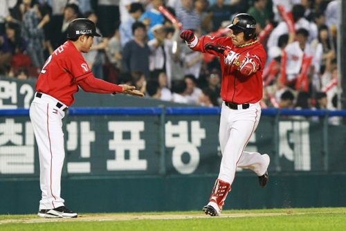 9일 오후 서울 잠실구장에서 열린 2012 프로야구 SK와 두산의 경기. 5회초 SK 공격 1사 주자 없는 상황에서 김강민이 솔로 홈런을 치고 베이스를 돌고 있다. 2012