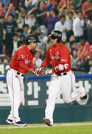 9일 오후 서울 잠실구장에서 열린 2012 프로야구 SK와 두산의 경기. 4회초 SK 공격 2사 2루에서 최정이 홈런을 치고 베이스를 돌고 있다.