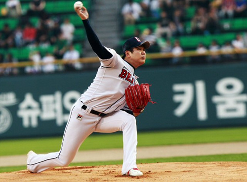 9일 오후 서울 잠실구장에서 열린 2012 프로야구 SK와 두산의 경기. 1회초 SK 공격 두산 선발투수 임태훈이 역투하고 있다.