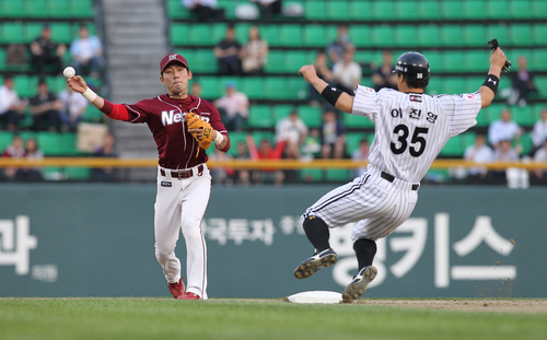 22일 오후 서울 잠실구장에서 열린 프로야구 넥센-LG 경기. 1회말 LG공격 1사 1,2루에서 1루주자 이진영이 4번 정성훈의 내야땅볼로 2루에서 포스아웃되고 있다.