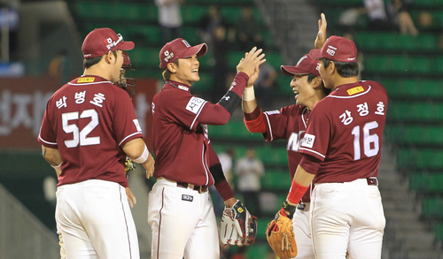 22일 오후 서울 잠실구장에서 열린 프로야구 넥센-LG 경기. LG를 2-1로 누르고 7연승을 달린 넥센 선수들이 손을 마주치며 기뻐하고 있다.