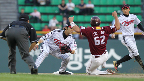 22일 오후 서울 잠실구장에서 열린 프로야구 넥센-LG 경기. 2회초 넥센 공격 무사 1루에서 1루주자 오윤이 7번 김민우가 삼진아웃 당하는 사이 2루로 달리다가  LG 2루수 서동욱에게 태그아웃되고 있다.