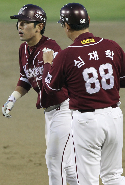 23일 오후 서울 잠실야구장에서 열린 2012 프로야구 넥센과 LG의 경기. 4회초 넥센 공격 무사 무루에서 선두타자 서건창이 1루타를 치고 있다.